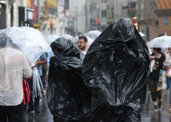 Έντονη βροχόπτωση προκαλεί χάος στην Κωνσταντινούπολη – Ένας νεκρός