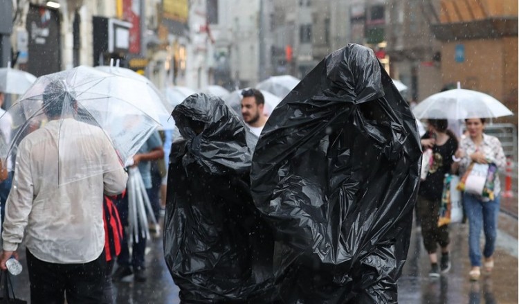 Έντονη βροχόπτωση προκαλεί χάος στην Κωνσταντινούπολη – Ένας νεκρός