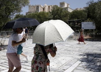 Καιρός: Ζέστη και την Τρίτη, επιμένουν οι βοριάδες