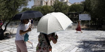 Καιρός: Ζέστη και την Τρίτη, επιμένουν οι βοριάδες