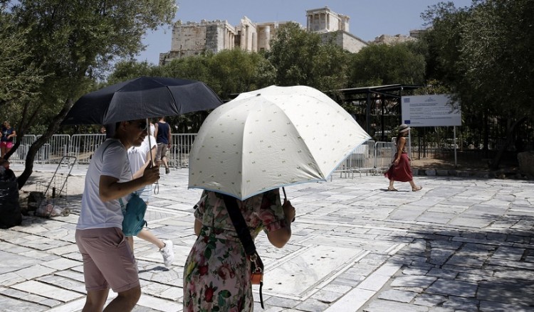 Καιρός: Ζέστη και την Τρίτη, επιμένουν οι βοριάδες