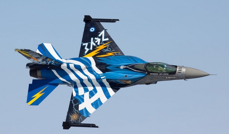 28η Οκτωβρίου 2019: Ποιος είναι ο πιλότος της «Ζευς» που θα στείλει μήνυμα από τη Θεσσαλονίκη