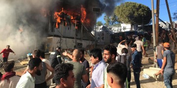 Μεγάλη φωτιά και επεισόδια στον καταυλισμό της Μόριας