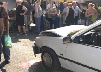 Αυτοκίνητο έπεσε σε πάγκο στη λαϊκή της Ηλιούπολης – Υπάρχουν τραυματίες