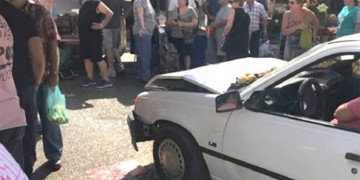 Αυτοκίνητο έπεσε σε πάγκο στη λαϊκή της Ηλιούπολης – Υπάρχουν τραυματίες