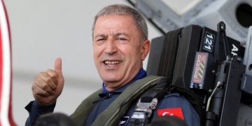 Ο υπουργός Άμυνας της Τουρκίας πέταξε με F-16 στο Βόρειο Αιγαίο (φωτο, βίντεο)