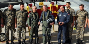 Ο υπουργός Άμυνας της Τουρκίας πέταξε με F-16 στο Βόρειο Αιγαίο (φωτο, βίντεο)