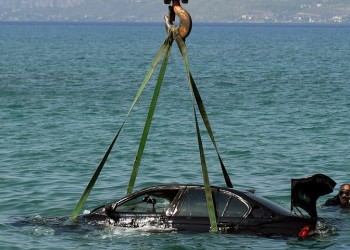 Πτώση ΙΧ οχήματος στο λιμάνι του Πειραιά