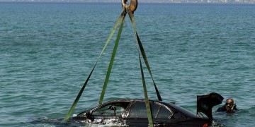 Πτώση ΙΧ οχήματος στο λιμάνι του Πειραιά