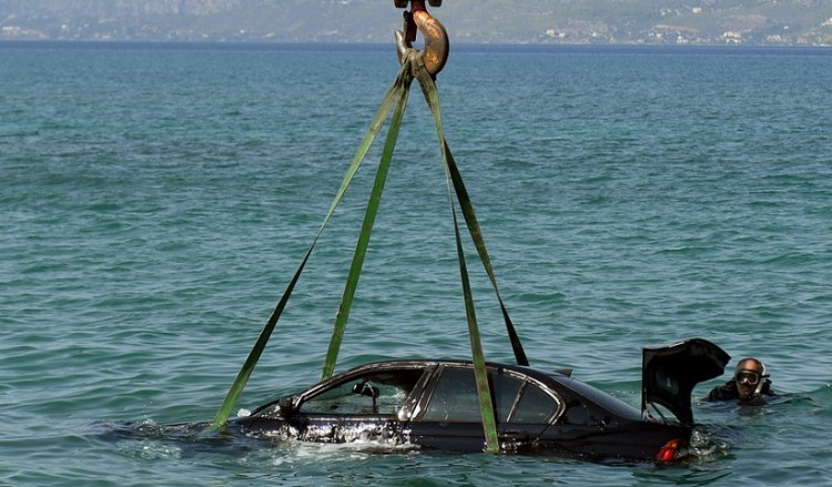 Πτώση ΙΧ οχήματος στο λιμάνι του Πειραιά