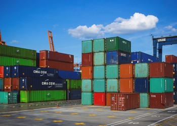 Fitch: Ο εμπορικός πόλεμος «σκοτεινιάζει» την προοπτική της παγκόσμιας οικονομίας