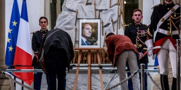 Λαϊκό προσκύνημα για τον Ζακ Σιράκ σήμερα στο Παρίσι