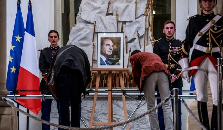 Λαϊκό προσκύνημα για τον Ζακ Σιράκ σήμερα στο Παρίσι