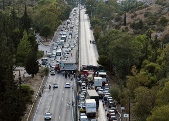 Τροχαίο με τρεις τραυματίες στο Δαφνί – Ουρές χιλιομέτρων στην Αθηνών-Κορίνθου