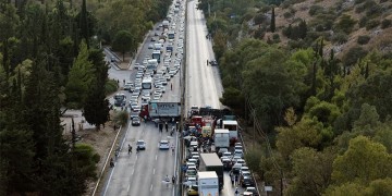 Τροχαίο με τρεις τραυματίες στο Δαφνί – Ουρές χιλιομέτρων στην Αθηνών-Κορίνθου