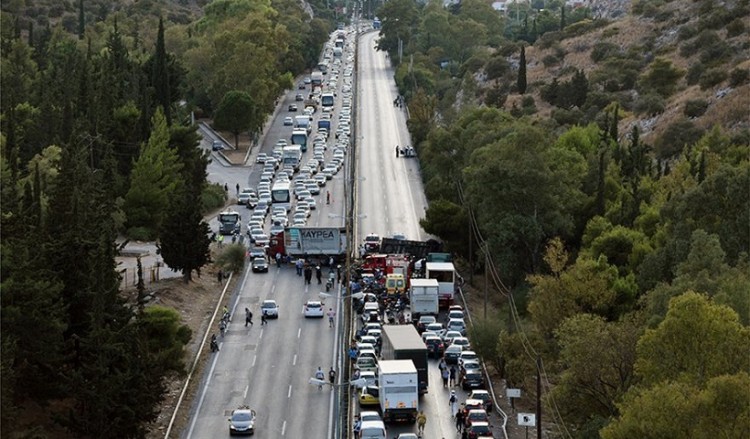 Τροχαίο με τρεις τραυματίες στο Δαφνί – Ουρές χιλιομέτρων στην Αθηνών-Κορίνθου