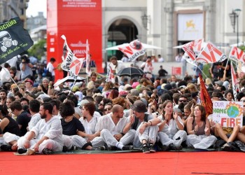 Ακτιβιστές για το κλίμα «κατέλαβαν» το κόκκινο χαλί στο Φεστιβάλ της Βενετίας (βίντεο)