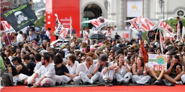 Ακτιβιστές για το κλίμα «κατέλαβαν» το κόκκινο χαλί στο Φεστιβάλ της Βενετίας (βίντεο)