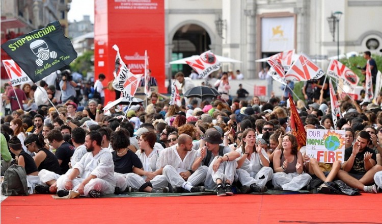 Ακτιβιστές για το κλίμα «κατέλαβαν» το κόκκινο χαλί στο Φεστιβάλ της Βενετίας (βίντεο)