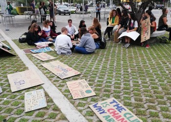 Θεσσαλονίκη: Καθιστική διαμαρτυρία μαθητών-φοιτητών για την κλιματική αλλαγή
