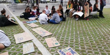 Θεσσαλονίκη: Καθιστική διαμαρτυρία μαθητών-φοιτητών για την κλιματική αλλαγή