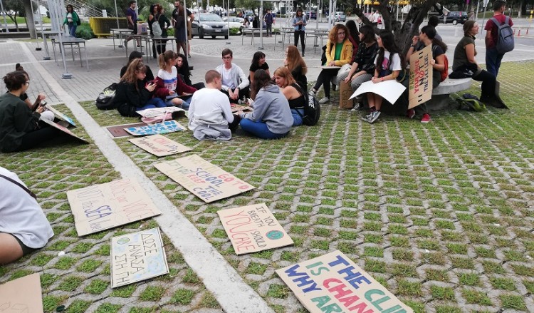 Θεσσαλονίκη: Καθιστική διαμαρτυρία μαθητών-φοιτητών για την κλιματική αλλαγή