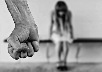 Παγκόσμια Ημέρα για την εξάλειψη της βίας κατά των γυναικών: Εγκλωβισμένες χιλιάδες Ελληνίδες στη διάρκεια της καραντίνας