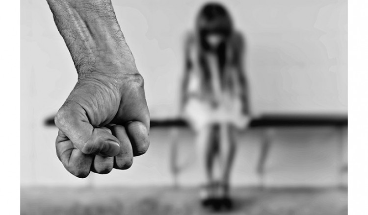 Παγκόσμια Ημέρα για την εξάλειψη της βίας κατά των γυναικών: Εγκλωβισμένες χιλιάδες Ελληνίδες στη διάρκεια της καραντίνας
