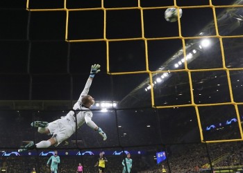 Champions League: Η Νάπολι νίκησε τη Λίβερπουλ, «λευκή ισοπαλία» στο Ντόρτμουντ-Μπαρτσελόνα