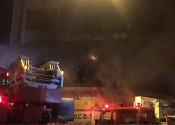 Τραυματίας από τη φωτιά στο κέντρο της Αθήνας (βίντεο)