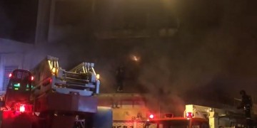 Τραυματίας από τη φωτιά στο κέντρο της Αθήνας (βίντεο)