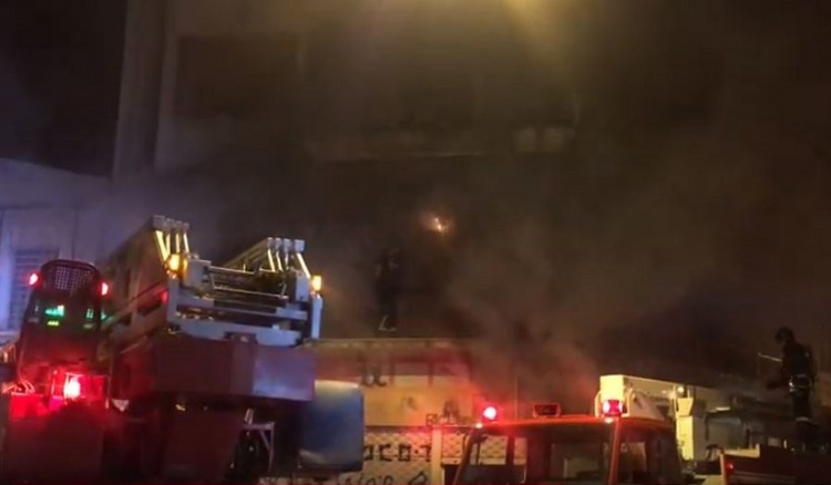 Τραυματίας από τη φωτιά στο κέντρο της Αθήνας (βίντεο)