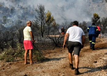 Νύχτα αγωνίας για τη φωτιά στο Λουτράκι (βίντεο)