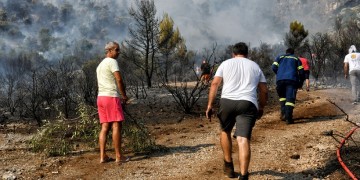 Νύχτα αγωνίας για τη φωτιά στο Λουτράκι (βίντεο)