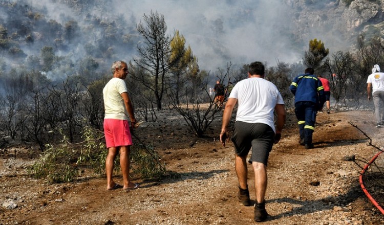 Νύχτα αγωνίας για τη φωτιά στο Λουτράκι (βίντεο)