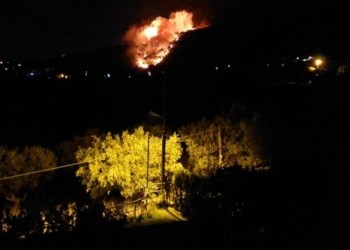 Σε ύφεση η φωτιά στη Νέα Μάκρη – Καταγγελίες για εμπρησμό (βίντεο)