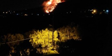 Σε ύφεση η φωτιά στη Νέα Μάκρη – Καταγγελίες για εμπρησμό (βίντεο)