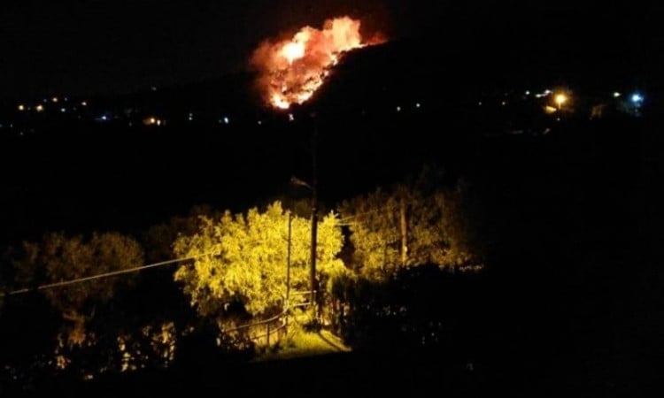 Σε ύφεση η φωτιά στη Νέα Μάκρη – Καταγγελίες για εμπρησμό (βίντεο)