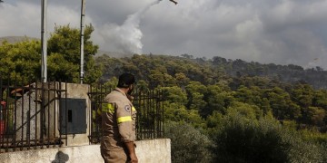 Φωτιά στο Λαύριο: Εκκενώθηκαν οικισμοί και κατασκηνώσεις 3