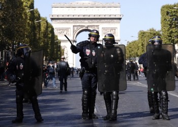 Γαλλία: Τα «Κίτρινα Γιλέκα» διαδήλωσαν στο Παρίσι – Έπεσαν δακρυγόνα (βίντεο)