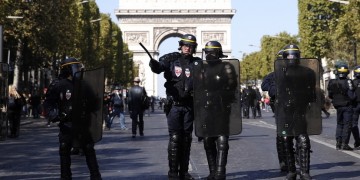 Γαλλία: Τα «Κίτρινα Γιλέκα» διαδήλωσαν στο Παρίσι – Έπεσαν δακρυγόνα (βίντεο)