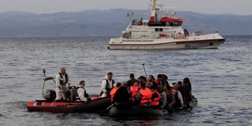 Ανατροπή λέμβου με μετανάστες στις Οινούσσες – Δύο νεκροί, τέσσερις αγνοούμενοι