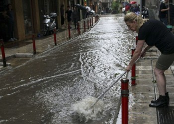 Ποτάμια οι δρόμοι στη Θεσσαλονίκη από την ισχυρή καταιγίδα – Προβλήματα και στα Τρίκαλα από χαλάζι
