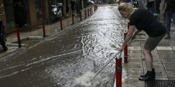 Ποτάμια οι δρόμοι στη Θεσσαλονίκη από την ισχυρή καταιγίδα – Προβλήματα και στα Τρίκαλα από χαλάζι
