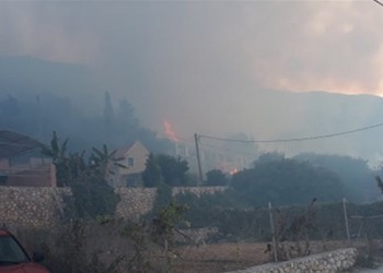 Φωτιά στην Κεφαλονιά – Εκκενώθηκαν ξενοδοχεία στα Λουρδάτα