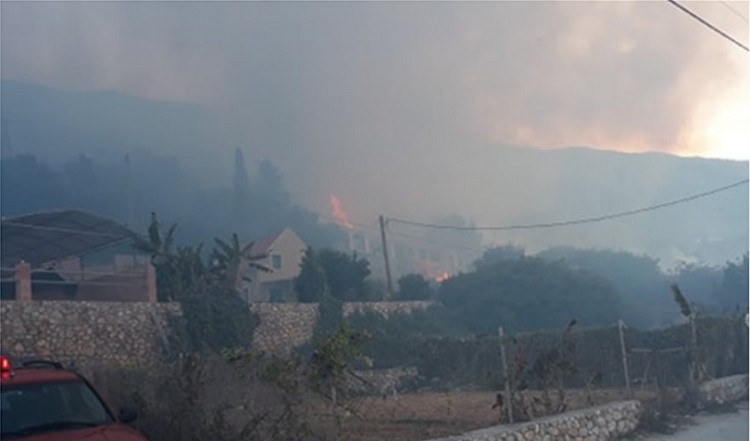 Φωτιά στην Κεφαλονιά – Εκκενώθηκαν ξενοδοχεία στα Λουρδάτα