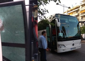 Απίστευτο: Πυροβόλησε με καραμπίνα τουριστικό λεωφορείο για την... προτεραιότητα στο δρόμο!