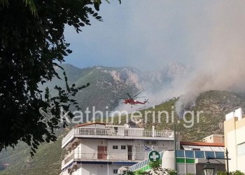 Φωτιά στο Λουτράκι: Εκκενώθηκαν δύο μονές, απομακρύνθηκαν ηλικιωμένοι