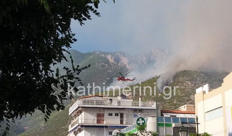 Φωτιά στο Λουτράκι: Εκκενώθηκαν δύο μονές, απομακρύνθηκαν ηλικιωμένοι