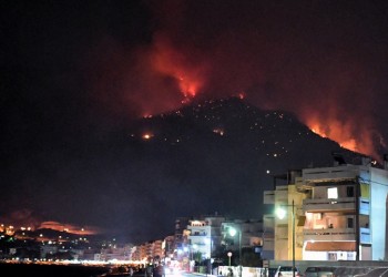 Μαίνεται η φωτιά στο Λουτράκι – Ενισχύθηκαν οι δυνάμεις της Πυροσβεστικής